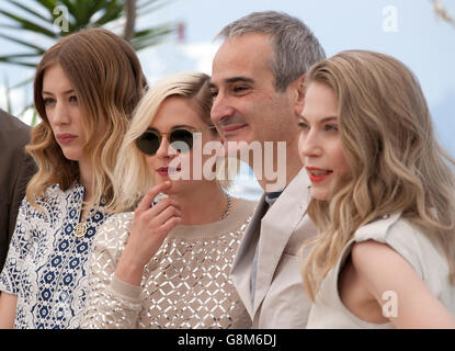 Sigrid Bouaziz, Kristen Stewart, Olivier Assayas und Nora von Waldstatten auf das Personal Shopper Film Foto rufen Sie Cannes Stockfoto