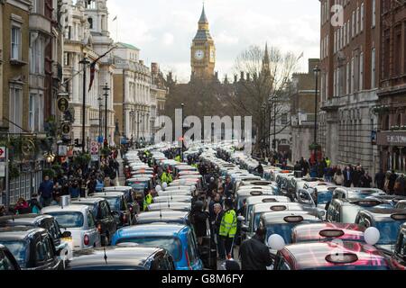 Londoner Taxifahrer blockieren Whitehall in Westminster, im Zentrum von London, während eines Protests über die Regulierung privater Mietwagen mithilfe der Uber-App. Stockfoto