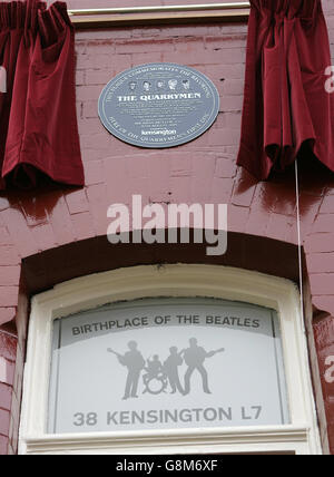 Eine Plakette, die am Freitag, dem 26. August 2005, in Liverpool enthüllt wurde, markiert den Ort, an dem die Quarrymen, die später die Beatles wurden, ihre erste Platte Aufnahmen. Die ursprünglichen Bandmitglieder Colin Hanton und John Duff führten die Zeremonie durch. Siehe PA Story SHOWBIZ Beatles. DRÜCKEN SIE VERBANDSFOTO. Das Foto sollte lauten: Phil Noble/PA Stockfoto