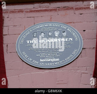 Eine Plakette, enthüllt in Liverpool, Freitag, 26. August 2005 markiert den Ort, an dem die Quarrymen, die später die Beatles wurden, ihre erste Platte aufgenommen haben. Die ursprünglichen Bandmitglieder Colin Hanton und John Duff Lowe führten die Zeremonie durch. Siehe PA Story SHOWBIZ Beatles. DRÜCKEN Sie VERBANDSFOTO. Bildnachweis sollte lauten: Phil Noble/PA Stockfoto