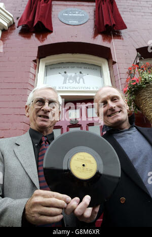 Die ursprünglichen Bandmitglieder Colin Hanton (links) und John Duff Lowe halten eine Kopie der ersten Platte ihrer Band, nachdem sie am Freitag, dem 26. August 2005, eine Plakette in Liverpool enthüllt hatten, die den Ort markiert, an dem die Quarrymen, die später die Beatles wurden, ihre erste Platte Aufnahmen. Siehe PA Story SHOWBIZ Beatles. DRÜCKEN SIE VERBANDSFOTO. Das Foto sollte lauten: Phil Noble/PA Stockfoto