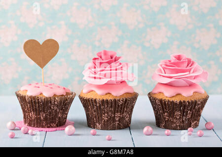 Cupcakes mit Herz Cakepick für text Stockfoto