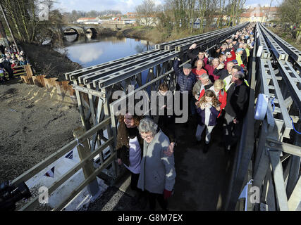 Temporäre Fußgängerbrücke in Tadcaster Stockfoto