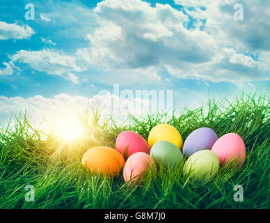 Ostereier auf blauem Hintergrund Stockfoto