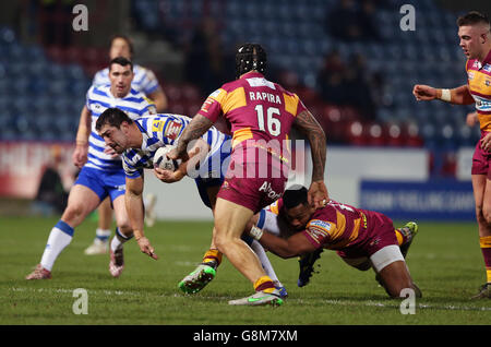 Ben Flower von Wigan Warriors wird von Ukuma Ta'ai von Huddersfield Giants während des ersten Utility Super League-Spiels im John Smith's Stadium in Huddersfield angegangen. DRÜCKEN Sie VERBANDSFOTO. Bilddatum: Freitag, 12. Februar 2016. Siehe PA Story RUGBYL Huddersfield. Bildnachweis sollte lauten: Martin Rickett/PA Wire. EINSCHRÄNKUNGEN: . Keine kommerzielle Nutzung. Keine falsche kommerzielle Verbindung. Keine Videoemulation. Keine Bildbearbeitung. Stockfoto