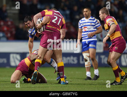 Ben Flower von Wigan Warriors wird von Sam Rapira von Huddersfield Giants und Nathan Mason beim ersten Utility Super League-Spiel im John Smith's Stadium in Huddersfield angegangen. Stockfoto