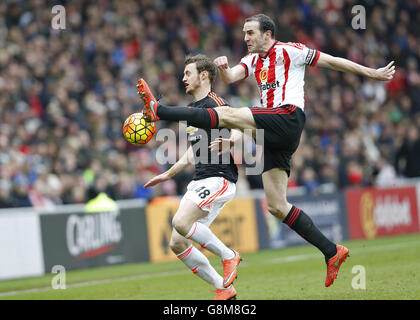 John O'Shea von Sunderland (rechts) und will Keane von Manchester United kämpfen während des Spiels der Barclays Premier League im Stadium of Light in Sunderland um den Ball. Stockfoto