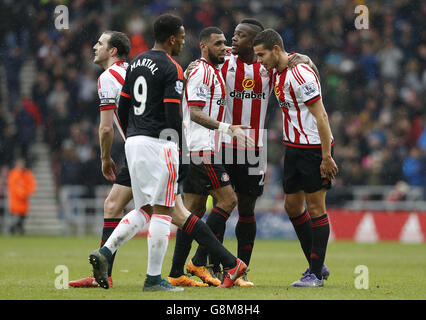 (Von links nach rechts) Sunderlands John O'Shea, Yann M'Vila, Lamine Kone und Jack Rodwell feiern nach dem Spiel, während Anthony Martial von Manchester United nach dem Spiel der Barclays Premier League im Stadium of Light, Sunderland, auf den ersten Blick schaut. Stockfoto