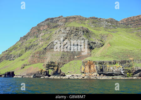 Carsaig Bögen auf der Isle of Mull, wie aus dem Meer und an der Basis der Rudha Fhaoilean Klippen zu sehen. Stockfoto