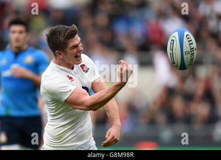 England Owen Farrell feiert beim RBS Six Nations-Spiel 2016 im Stadio Olimpico, Rom, Italien, den fünften Versuch seiner Seite. Stockfoto