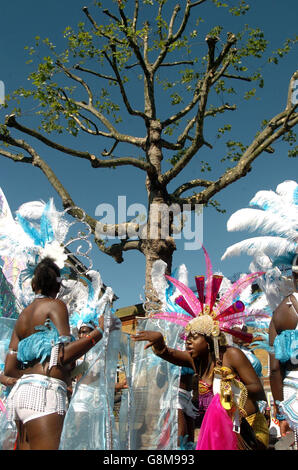 Am Montag, den 29. August 2005, beginnt an der Kensal Road beim Notting Hill Carnival im Westen Londons eine Parade mit Karnevalswagen und ihren Tänzern. Die Straßen von Notting Hill sind voller Nachtschwärmer, während Tausende am letzten und geschäftigsten Tag des Karnevals in strahlendem Sonnenschein tanzten. Siehe PA Story ARTS Carnival. DRÜCKEN SIE VERBANDSFOTO. Der Bildnachweis sollte lauten: Johnny Green/PA Stockfoto