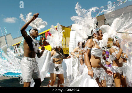 Am Montag, den 29. August 2005, beginnt an der Kensal Road beim Notting Hill Carnival im Westen Londons eine Parade mit Karnevalswagen und ihren Tänzern. Die Straßen von Notting Hill sind voller Nachtschwärmer, während Tausende am letzten und geschäftigsten Tag des Karnevals in strahlendem Sonnenschein tanzten. Siehe PA Story ARTS Carnival. DRÜCKEN SIE VERBANDSFOTO. Der Bildnachweis sollte lauten: Johnny Green/PA Stockfoto