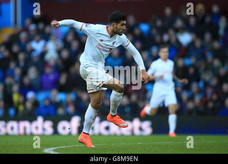 Liverpools Emre kann beim Spiel der Barclays Premier League in Villa Park, Birmingham, das dritte Tor seiner Seite erzielen. Stockfoto