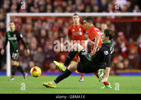 Liverpools Roberto Firmino (zweiter rechts) und Philipp Wollscheid von Stoke City kämpfen während des Capital One Cup, Halbfinale, zweiter Abschnitt in Anfield, Liverpool, um den Ball. Stockfoto