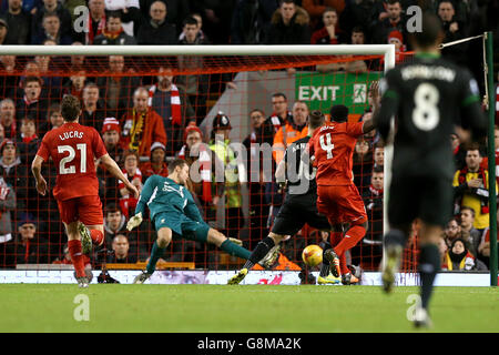 Marko Arnautovic (Mitte) von Stoke City erzielt im Capital One Cup, Halbfinale, zweite Etappe in Anfield, Liverpool, das erste Tor des Spiels. Stockfoto