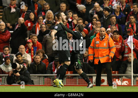 Marko Arnautovic von Stoke City feiert sein erstes Tor des Spiels mit Teamkollege Bojan Krkic (rechts) während des Capital One Cup, Halbfinale, zweite Etappe in Anfield, Liverpool. Stockfoto