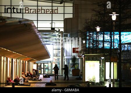 „Schütze“ während einer Trainingsübung, um die Reaktion der Rettungsdienste auf einen größeren Schusswaffenangriff an einer überfüllten Bushaltestelle am Braehead Shopping Center in Glasgow zu testen. Stockfoto