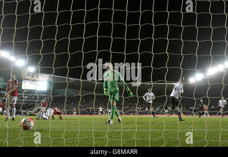 George Thorne von Derby County (rechts) reagiert, als er das erste Tor seiner Spielmannschaft erzielt, während Manchester United Torwart David De Gea während des Emirates FA Cup, dem vierten Runde im iPro Stadium, Derby, dejected aussieht. Stockfoto