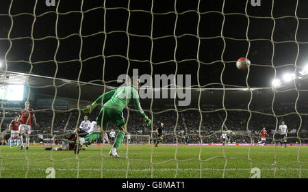 George Thorne von Derby County erzielt während des Emirates FA Cup das erste Tor seiner Seite, das vierte Runde im iPro Stadium, Derby. Stockfoto