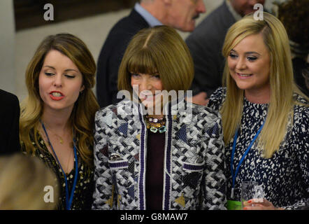 Chefredakteurin der amerikanischen Vogue Anna Wintour (Mitte) nimmt an einem Empfang vor der Northern Youth Fashion Show an der University of York Teil. Stockfoto