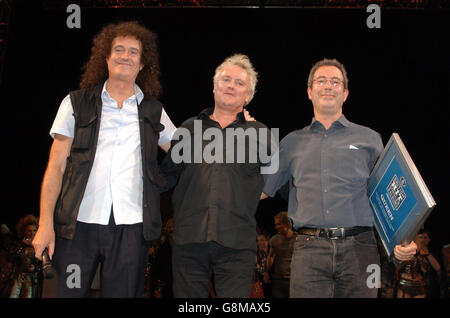 (L - r) Brian May und Roger Taylor von Queen und dem Schriftsteller Ben Elton auf der Bühne des Dominion Theatre im Londoner West End, wo sie eine Tafel für ihre Show We will Rock You erhalten haben, Das ist das am längsten laufende Musical in der Geschichte des Theaters, mit über 1300 Shows, die weit über 3 Jahre dauern. May und Taylor wurden auch mit Plaketten vom Guinness Book of Records überreicht, um zum erfolgreichsten Album-Act in der britischen Chart-Geschichte zu werden. Stockfoto