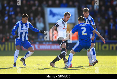 Tottenham Hotspur's Harry Kane (Mitte) kämpft um den Ball mit Owen Garvan (2) von Colchester United während des Emirates FA Cup, viertes Spiel im Weston Homes Community Stadium, Colchester. Stockfoto