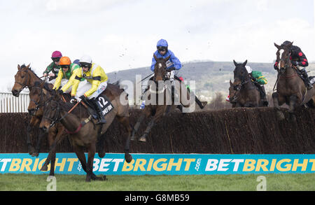 Die von Leighton Aspell (Mitte) gerittene King's Odyssey räumt einen frühen Zaun, bevor sie das Handicap Steeple Chase Race für Anfänger von Timeform während des Festival Trials Day auf der Cheltenham Racecourse gewinnt. Stockfoto