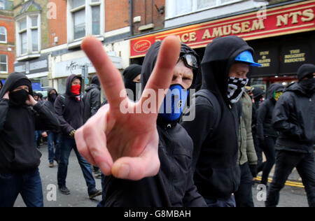 Antifaschistische Demonstranten durchbrechen Polizeilinien, während sie mit rechten Demonstranten zusammenstoßen, während sich beide Gruppen in Dover, Kent, zu einem Nachmittag der Demonstration über Einwanderung versammeln. Stockfoto