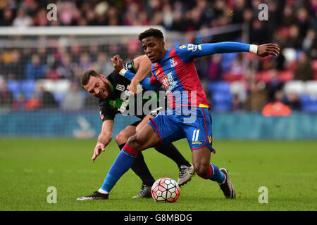 Erik Pieters von Stoke City (links) und Wilfried Zaha von Crystal Palace kämpfen während des Emirates FA Cup im Selhurst Park, London, um den Ball. DRÜCKEN SIE VERBANDSFOTO. Bilddatum: Samstag, 30. Januar 2016. Siehe PA Geschichte SOCCER Palace. Der Bildnachweis sollte lauten: Dominic Lipinski/PA Wire. Stockfoto