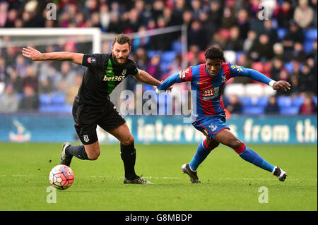 Erik Pieters von Stoke City (links) und Wilfried Zaha von Crystal Palace kämpfen während des Emirates FA Cup im Selhurst Park, London, um den Ball. Stockfoto