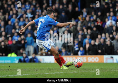 Gary Roberts von Portsmouth erzielt das Eröffnungstreffer seiner Seite beim vierten Runde des Emirates FA Cup in Fratton Park, Portsmouth. Stockfoto