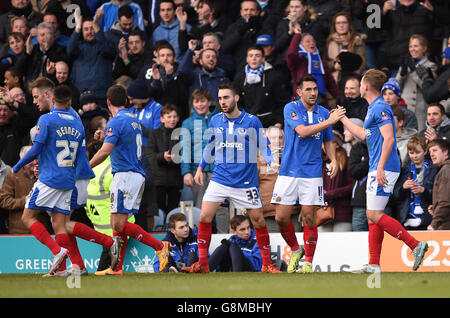 Gary Roberts aus Portsmouth (zweiter rechts) feiert das Tor seiner Seite beim Emirates FA Cup, dem vierten Spiel in Fratton Park, Portsmouth. Stockfoto