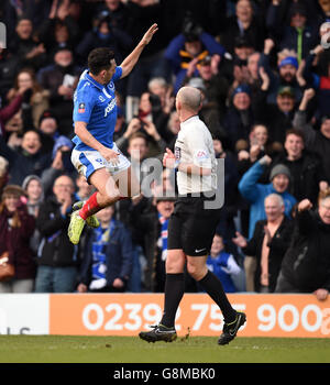 Gary Roberts aus Portsmouth feiert das erste Tor seiner Spielmannschaft während des Emirates FA Cup, dem vierten Runden-Spiel in Fratton Park, Portsmouth. Stockfoto