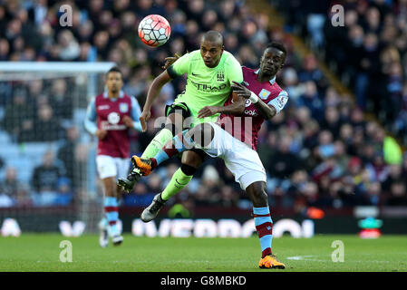 Fernandinho von Manchester City (links) kämpft mit Idrissa Gana von Aston Villa während des Emirates FA Cup, viertes Spiel in Villa Park, Birmingham, um den Ball. Stockfoto