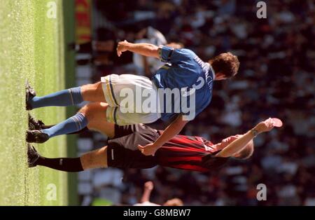 Evertons Andy Hinchcliffe (links) wird von Schiedsrichter Mike Riley (rechts) während des Spiels gegen Derby County im Pride Park abgeschickt. Stockfoto