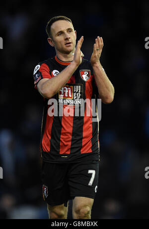 Marc Pugh von AFC Bournemouth begrüßt die Auswärtsspiel-Fans nach dem Emirates FA Cup, dem vierten Spiel in Fratton Park, Portsmouth. Stockfoto