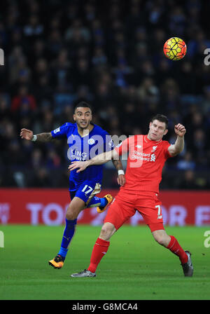 Danny Simpson von Leicester City (links) und James Milner von Liverpool kämpfen während des Spiels der Barclays Premier League im King Power Stadium in Leicester um den Ball. Stockfoto