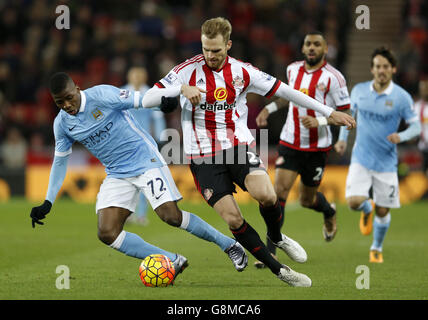 Kelechi Iheanacho von Manchester City (links) und Jan Kirchoff von Sunderland kämpfen während des Spiels der Barclays Premier League im Stadium of Light, Sunderland, um den Ball. Stockfoto