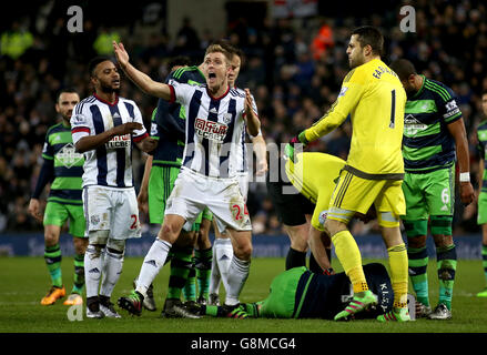 West Bromwich Albion gegen Swansea City - Barclays Premier League - The Hawthorns. Darren Fletcher (Mitte) von West Bromwich Albion reagiert, als Ki Sung-yueng von Swansea City verletzt wird, bevor er auf eine Dehnung gebracht wird Stockfoto