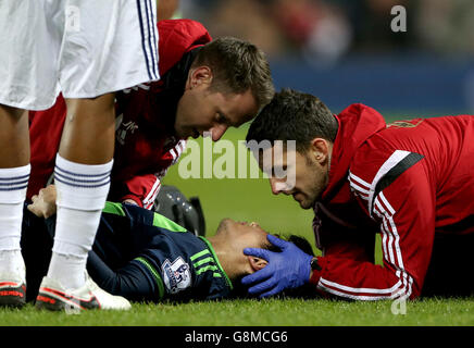 West Bromwich Albion gegen Swansea City - Barclays Premier League - The Hawthorns. Ki Sung-yueng von Swansea City legt sich verletzt, bevor er auf die Dehnung gebracht wird Stockfoto