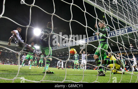 West Bromwich Salomon Rondon von Albion erzielt ihr erstes Tor des Spiels während des Barclays Premier League-Spiels bei den Hawthorns, West Bromwich. Stockfoto