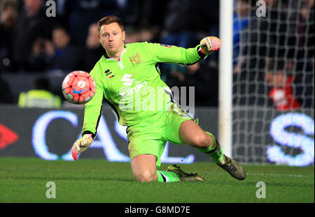 Milton Keynes Dons gegen Chelsea - Emirates FA Cup - vierte Runde - Stadion:MK. Milton Keynes Dons Torwart David Martin Stockfoto