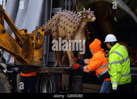 Ein Lastwagen von Dinosauriern wird im Port Lympne Wild Animal Park in der Nähe von Ashford, Kent, entladen, da die 24 lebensgroßen und anatomisch korrekten Dinosauriernachbildungen aus Deutschland kommen und als Dauerausstellung mit 103 der Replikatdinosaurier, die dieses Ostern eröffnet werden, im Park aufgestellt werden. Stockfoto