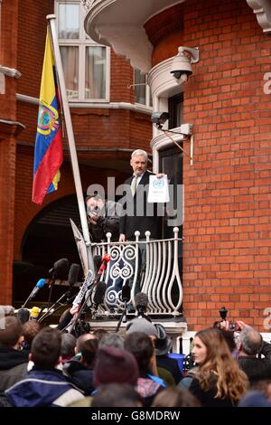 WikiLeaks-Gründer Julian Assange spricht vom Balkon der ecuadorianischen Botschaft in London, wo er seit mehr als drei Jahren lebt, nachdem ihm das Land politisches Asyl gewährt hat. Stockfoto