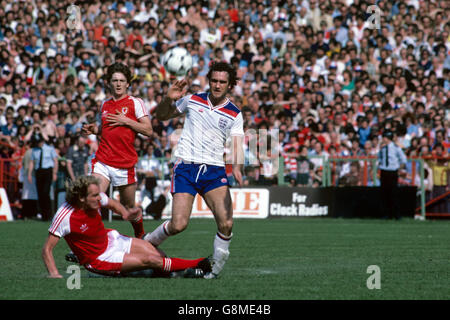 Fußball - Home International Championship - Wales gegen England - Pferderennbahn. Terry Yorath von Wales (l) knirscht Englands Larry Lloyd (r) Stockfoto