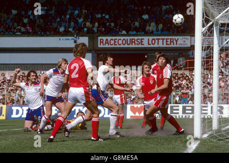 Englands Paul Mariner (c) leitet das einzige Tor seines Teams, das von den Teamkollegen Larry Lloyd (l) und Peter Barnes (zweites l) beobachtet wird, und Wales David Jones (r), Joey Jones (r, versteckt), Peter Nicholas (drittes r), Terry Yorath (viertes r, halb versteckt), Paul Price (drittes l) und Dai Davies (l, auf dem Boden). Stockfoto