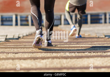 Nahaufnahme eines Paares auf Stadion im Erdgeschoss ausgeführt Stockfoto