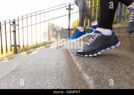 Nahaufnahme eines Füßen laufen unten in Stadt Stockfoto