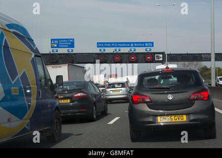 Der M25 in der Nähe von London Heathrow Flughafen gesehen von der Autobahn M25 mit Trainer Autos und Verkehr Stau und Straßenschilder. Stockfoto