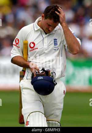 Der Engländer Andrew Strauss verlässt das Spielfeld, nachdem er am ersten Tag des vierten npower-Test-Spiels in Trent Bridge für 35 von Matthew Hayden aus Australien gefangen wurde. Stockfoto